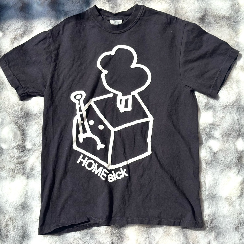 Homesick graphic T-shirt🦟